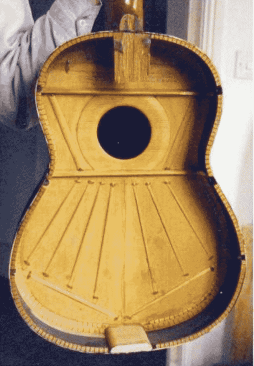 Guitarra Enrique García, con el Guitarra Enroque García, foto del interior de la tapa y el varetaje