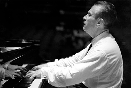 Claudio Arrau (1903 - 1991) Claudio Arrau tocando el piano