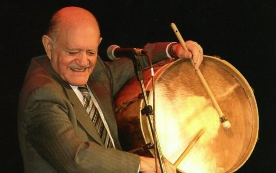 Vitillo Ábalos, el gran 'bombisto' Santiagueño Vitillo Ábalos tocando el bombo a los 97 años